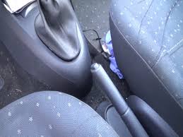 SI DIMENTICA DI INSERIRE IL FRENO A MANO: ANZIANO INVESTITO DALLA PROPRIA AUTO